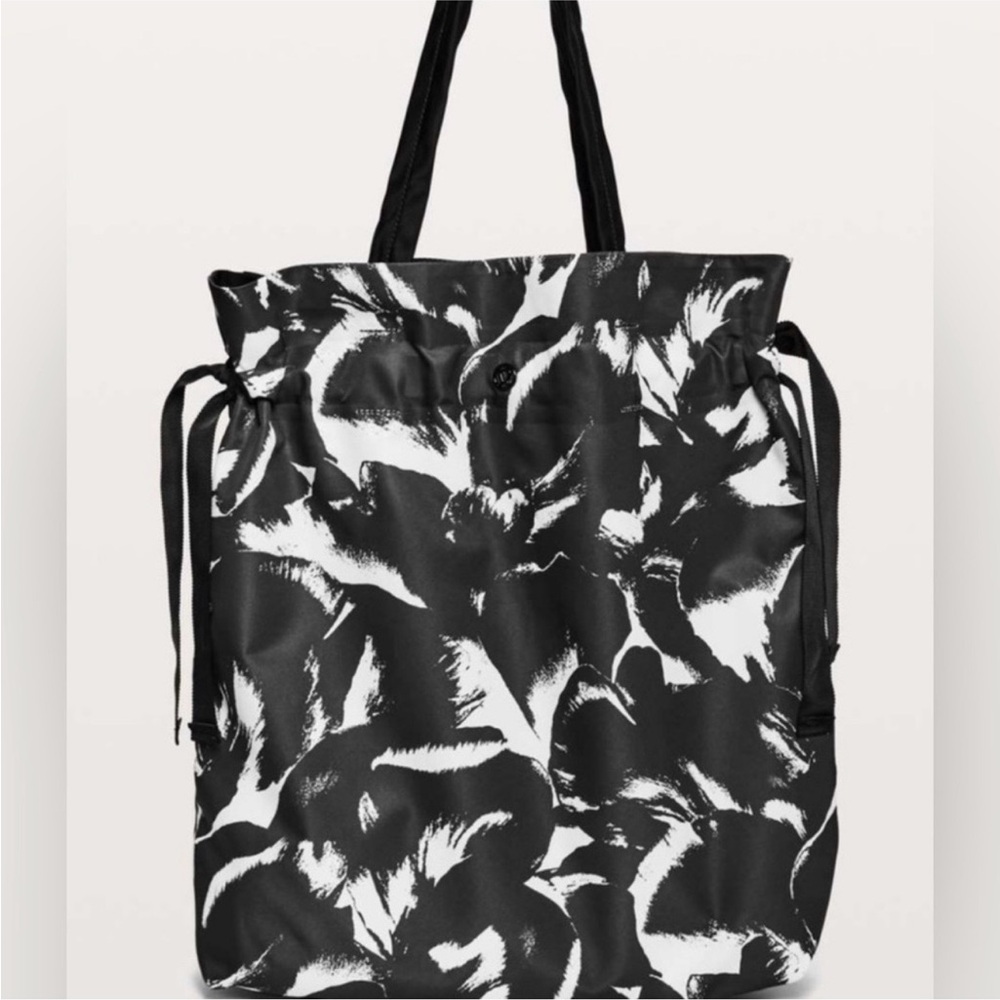 Lululemon gym and everyday bag - Picture 2 of 9